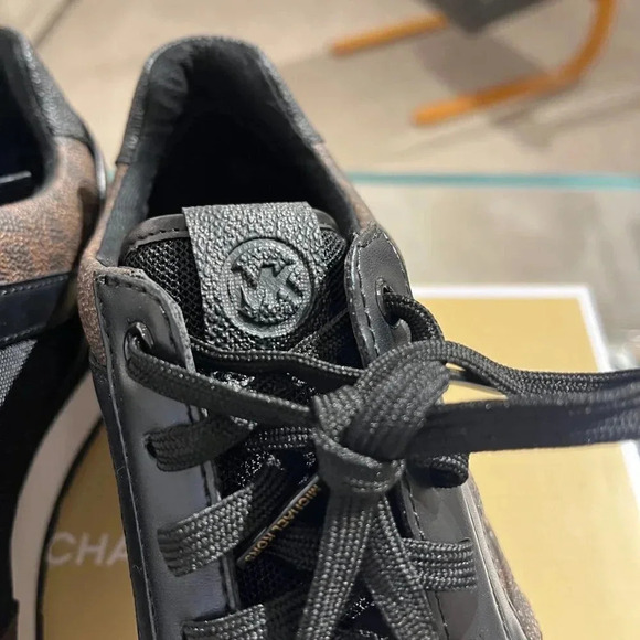 MICHAEL KORS Maddy Logo Trainer [size 6.5 vs size 7] - Picture 4 of 11